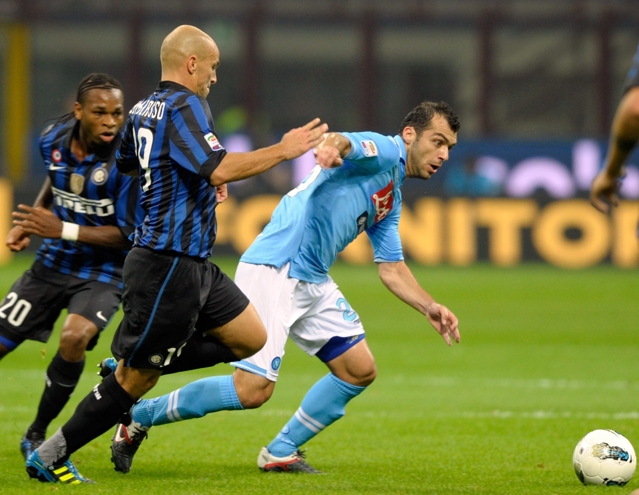 Pandev lotta con Cambiasso © Claudio Villa/Getty Images