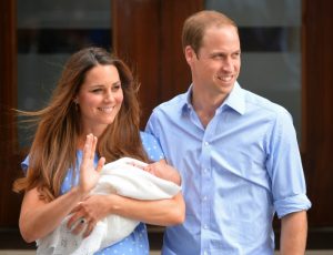 Kate Middleton tiene in braccio il figlio | © Getty Images