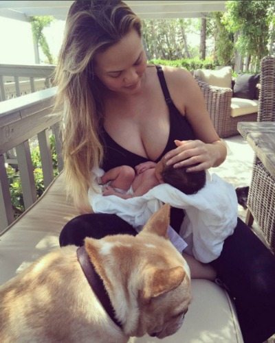 Chrissy Teigen e Luna | © Instagram / Chrissy Teigen