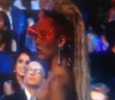 La faccia di Miley Cyrus durante il discorso di Nicki Minaj