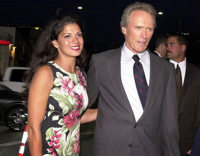 Dina Ruiz e Clint Eastwood nel 2000 | © LUCY NICHOLSON / Getty Images