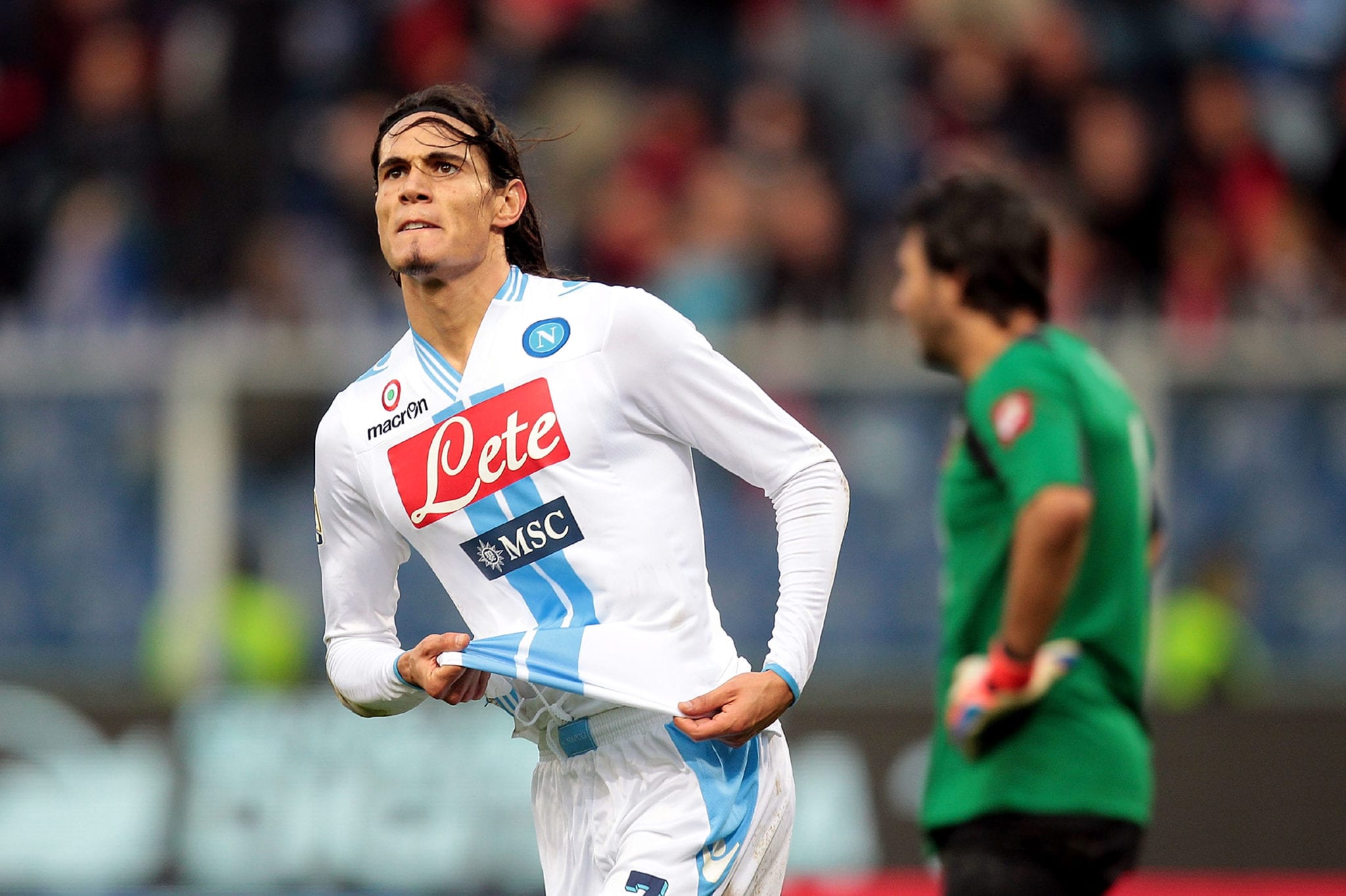 Edison Cavani festeggia il gol contro il Genoa