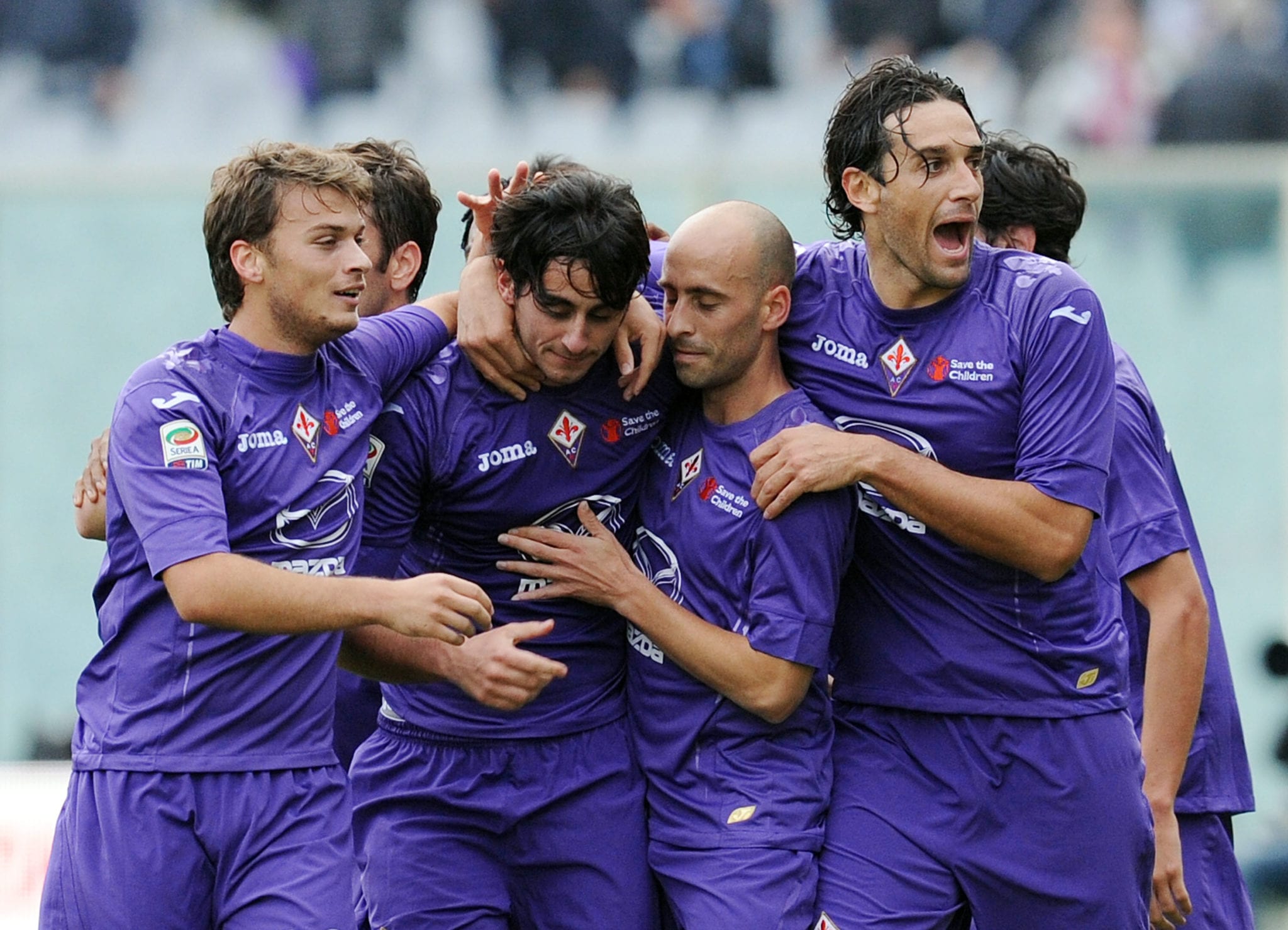 I Viola celebrano Aquilani, autore di una doppietta in Fiorentina-Atalanta