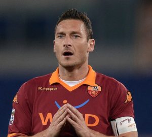 Francesco Totti incredulo dopo la pesante disfatta contro il Cagliari | ©Filippo Monteforte/AFP/Getty Images