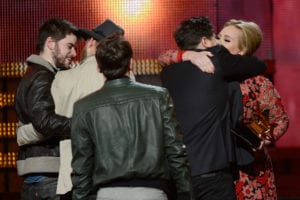 Marcus Mumford abbraccia Adele | © Kevork Djansezian/Getty Images