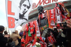 La statua di Eusèbio davanti allo stadio "Da Luz" di Lisbona sommersa di sciarpe del Benfica | © Francisco Leong / Getty Images