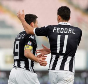 Michele Paolucci e Zouhair Feddal si abbracciano dopo il pareggio momentaneo del Siena | © Maurizio Lagana / Getty Images