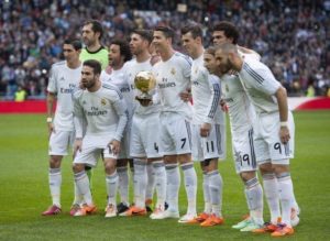 Cristiano Ronaldo posa insieme alla suqadra con il suo Pallone d' Oro | DANI POZO AFP |Getty Images