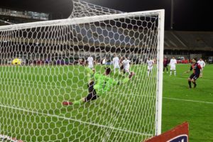 Il calcio di rigore di Pinilla che spiazza Neto | © Enrico Locci / Getty Images