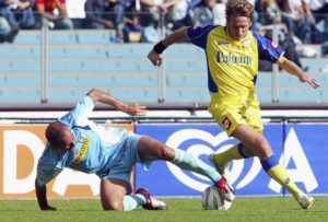 Questo pomeriggio si giocherà Lazio-Chievo. Nella foto un'immagine di una sfida del 2004| © New Press/Stringer / Getty Images