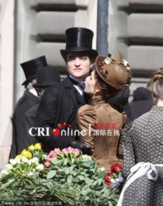 Robert Pattinson sul set di "Bel Ami"