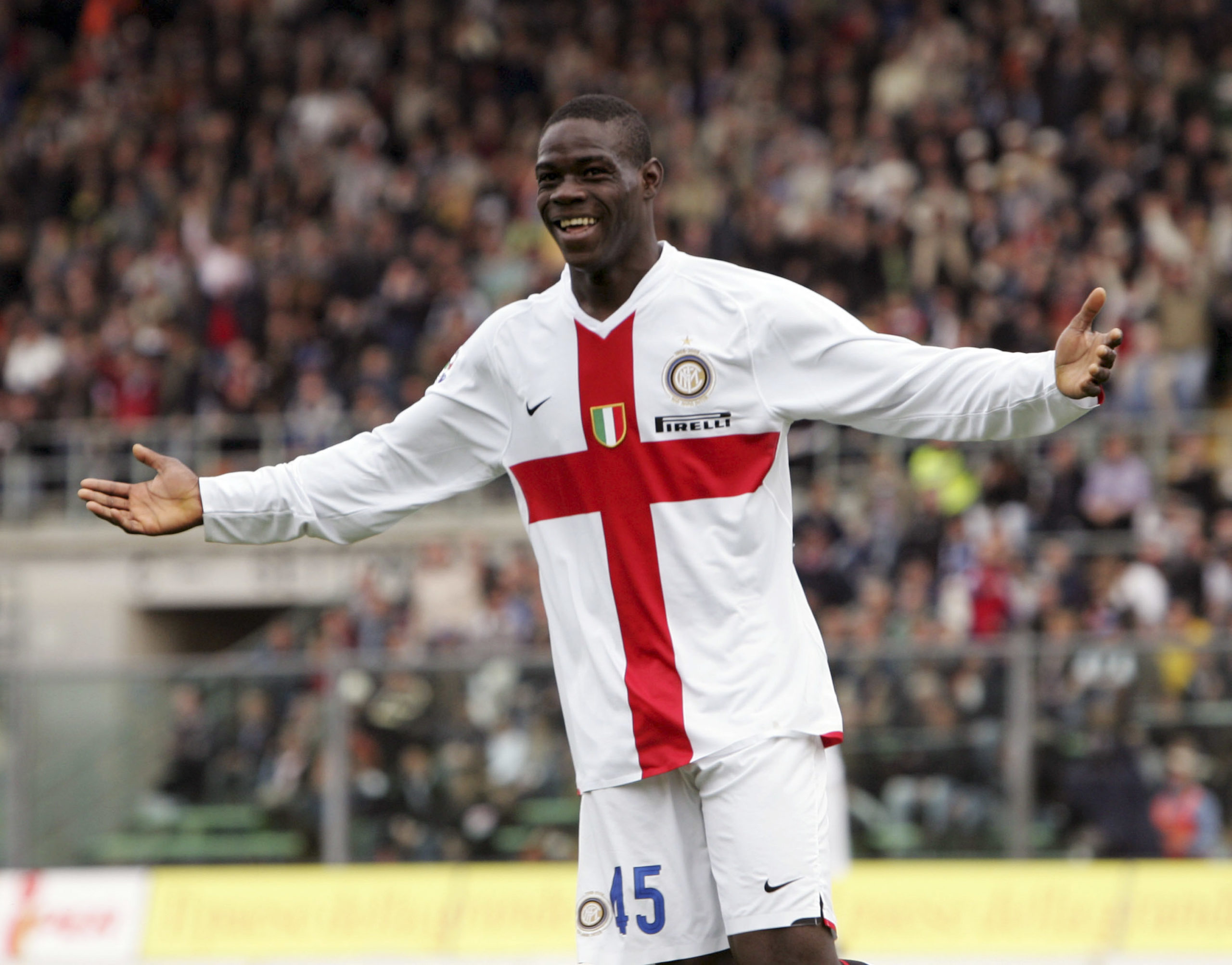 Mario Balotelli con la maglia dell'Inter: la prossima potrebbe essere quella del Milan | © New Press/Stringer / Getty Images