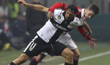 Amauri e De Sciglio in azione nell'ultimo Parma-Milan | Foto Twitter / Il Pallonaro