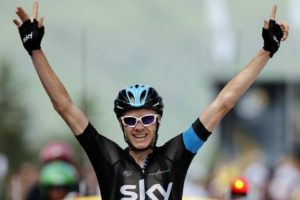 Christopher Froome mette le mani sul Tour ©JEFF PACHOUD/AFP/Getty Images)