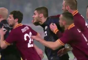 De Rossi e il pugno a Icardi | Foto Twitter