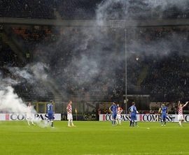 Il fumo generato dai fumogeni lanciati dai tifosi croati