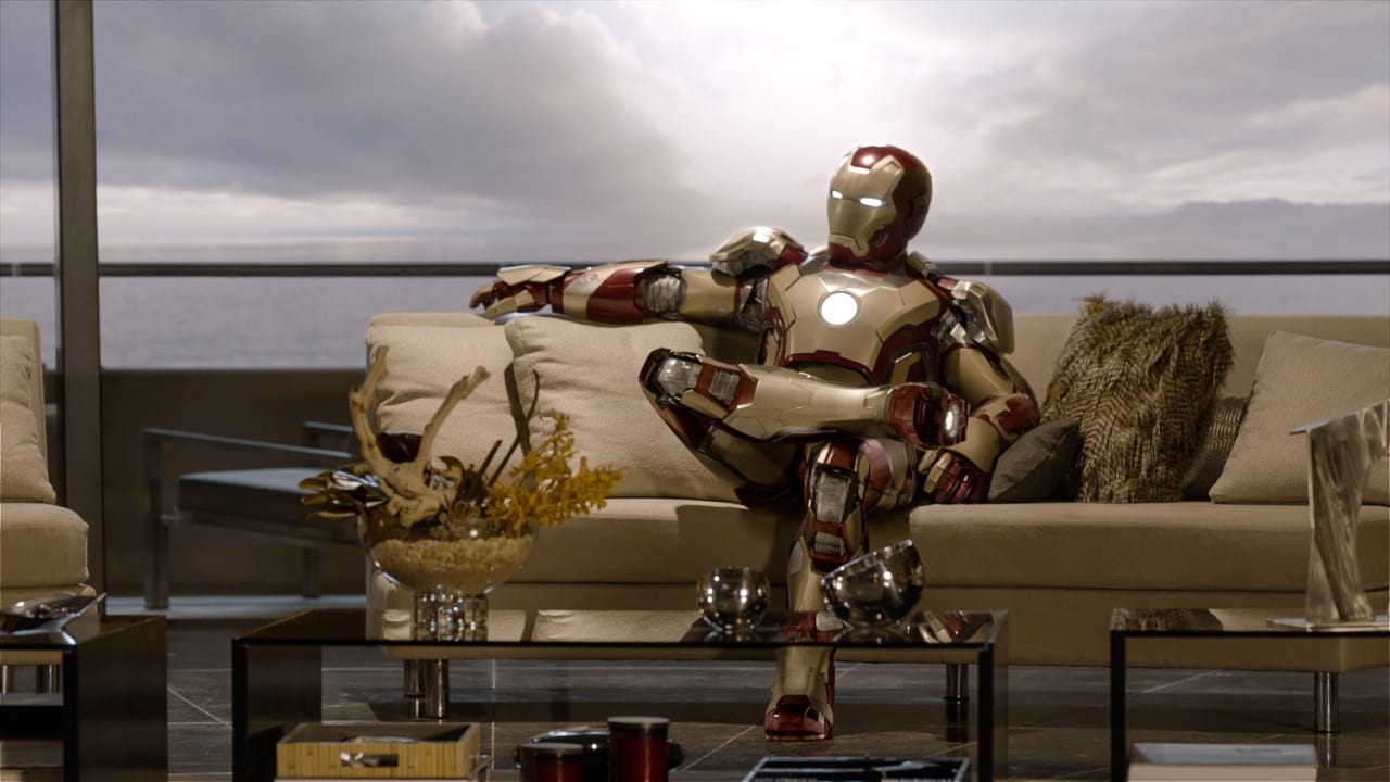 Robert Downey Jr. alias Tony Stark con armatura in una divertente posa di Iron Man 3