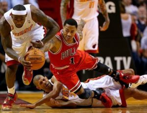 LeBron James e Derrick Rose | &copy: Mike Ehrmann / Getty Images