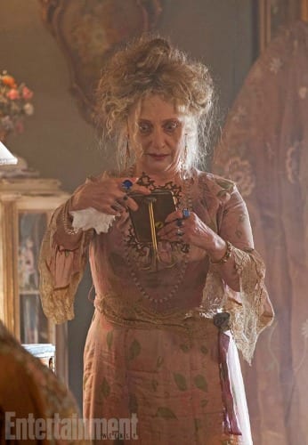 Carol Kane nei panni di Gertrude Kabelput | © Entertainment Weekly