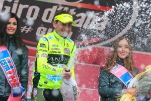 Mauro Santambrogio festeggia la vittoria a Bardonecchia ©LUK BENIES/AFP/Getty Images