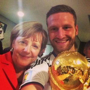 Il selfie di Mustafi con Angela Merkel e la coppa