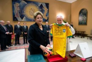 Papa Francesco con la maglia del Brasile