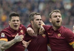 Iturbe e De Rossi festeggiano Pjanic | Foto Twitter