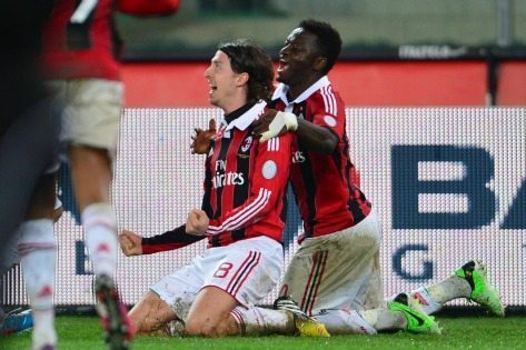 Montolivo festeggiato da Muntari dopo il gol segnato | © GIUSEPPE CACACE/Stringer / Getty Images