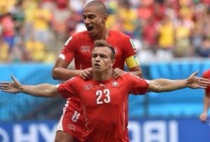 Xherdan Shaqiri e Gokhan Inler 