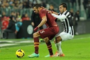 Tevez e Castan in Juve-Roma | © Valerio Pennicino, Getty Images /Il Pallonaro