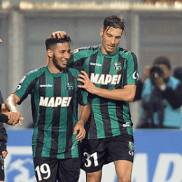 Saphir Taider festeggiato dai compagni