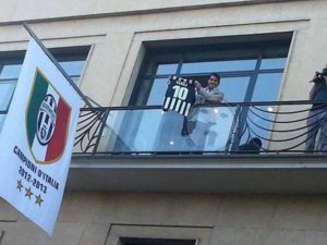 Tevez arriva alla Juve e mostra la maglia n.10 ai suoi nuovi tifosi