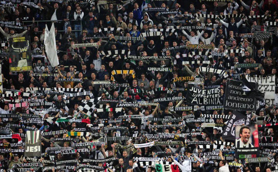 Sciarpata dei tifosi della Juve.