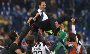 Massimiliano Allegri sollevato nei festeggiamenti dalla squadra a Marassi | Foto Twitter