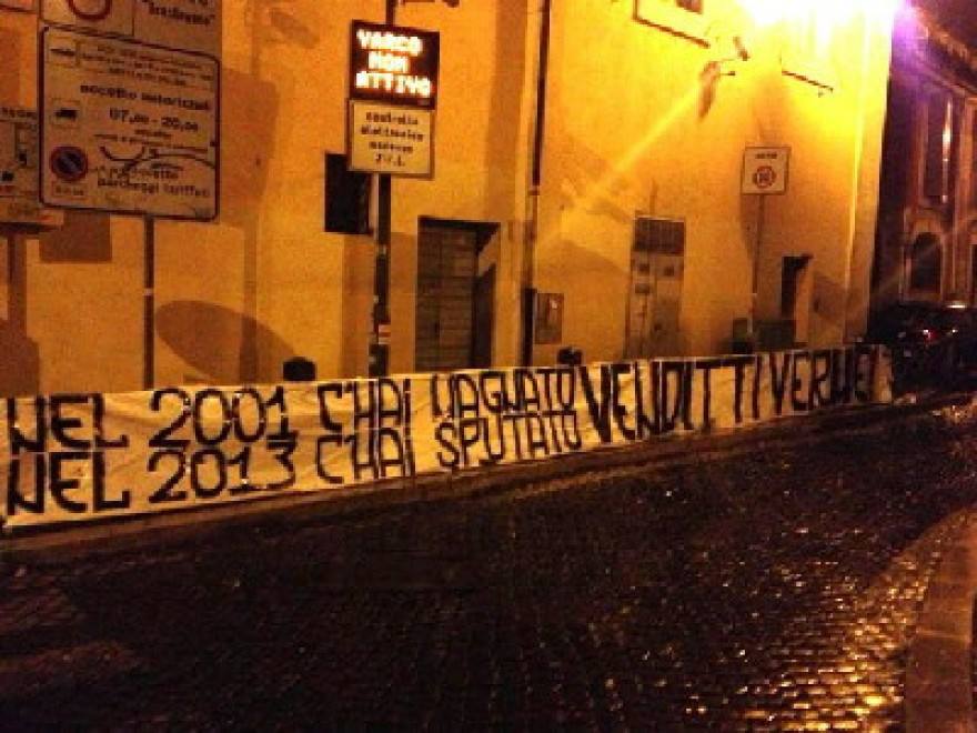 Lo striscione indirizzato a Venditti