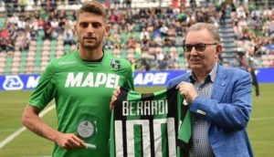 Domenico Berardi premiato dal patron del Sassuolo durante la stagione scorsa | Foto Twitter