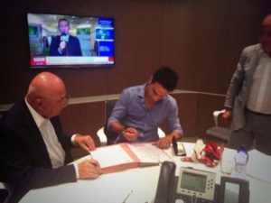 Il momento della firma di Bonaventura al Milan | Foto Twitter