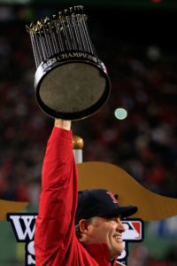 John Farrell alza la coppa | © Jamie Squire / Getty Images