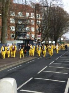 I tifosi del Leeds vestiti da mafiosi