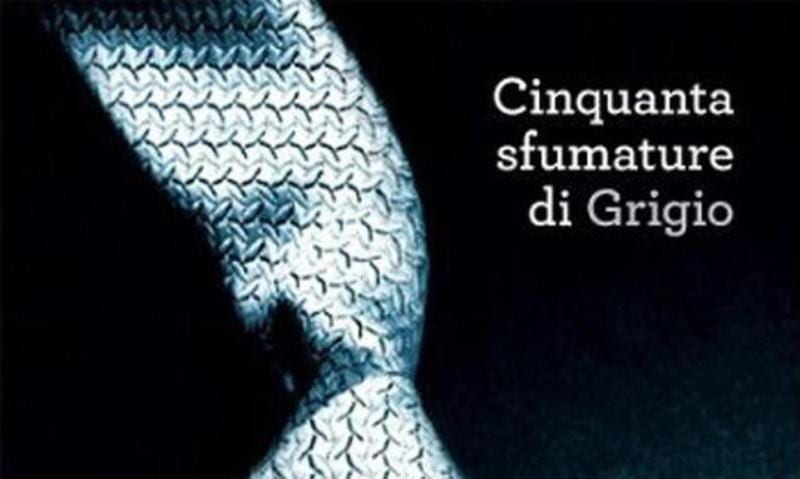 La copertina italiana di Cinquanta sfumature di grigio, best seller di E.L. James