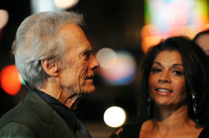 Clint Eastwood e Dina Ruiz | © ROBYN BECK / Getty Images