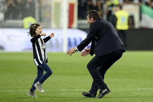 Conte che festeggia con la figlia Vittoria