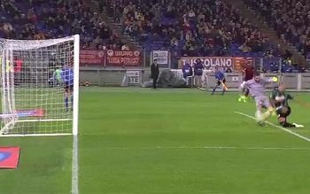 L'errore di De Sanctis che permette a Zaza di segnare lo 0-1