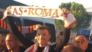 Edin Dzeko accolto dai tifosi giallorossi | Foto Twitter