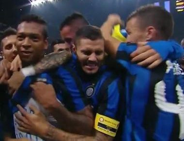 I compagni festeggiano Fredy Guarin | Foto Twitter