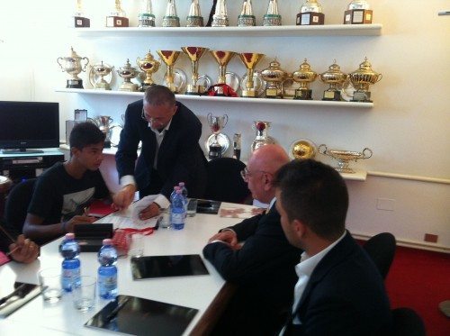 hachim mastour firma il contratto Milan