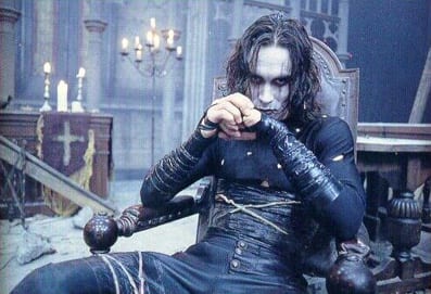 Brandon Lee in una scena di "Il Corvo"