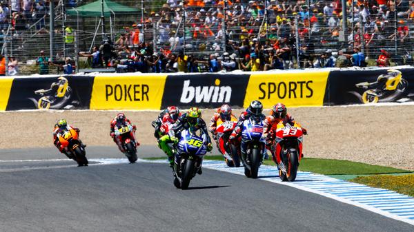 Il "gruppone" con Valentino Rossi nelle libere del GP di Indianapolis | Foto Twitter / Il Pallonaro