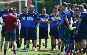 Gli azzurri in un allenamento a Coverciano | Foto Twitter