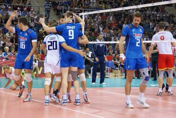 Zaytsev abbracciato dai compagni | Foto Twitter